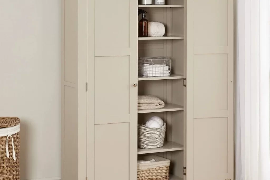 Oak Wood Cupboard 3