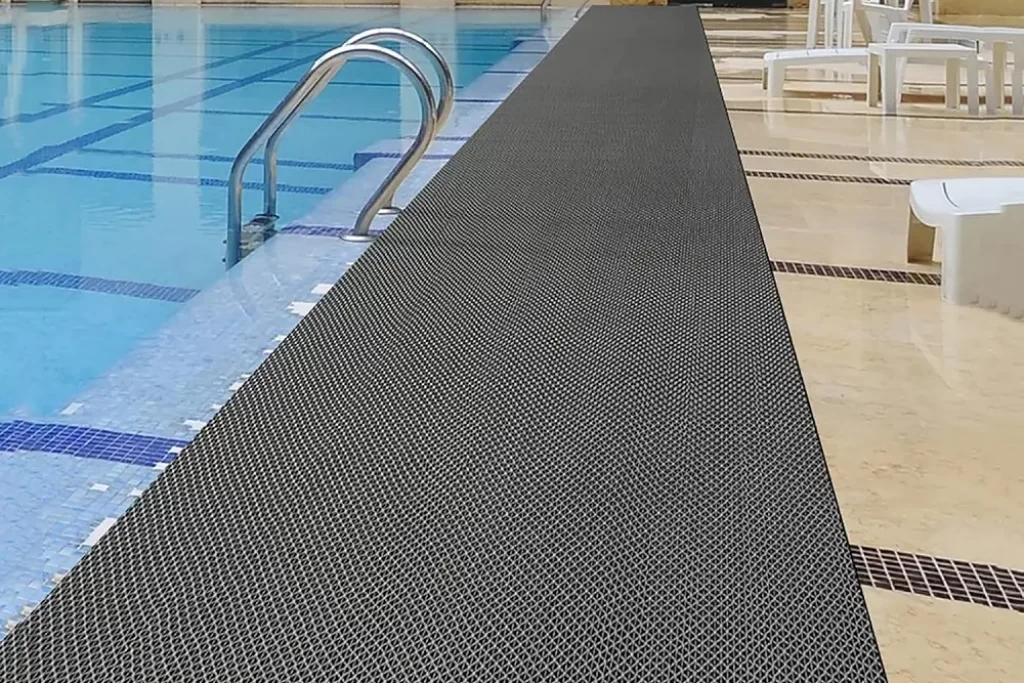 Swimming pool mat