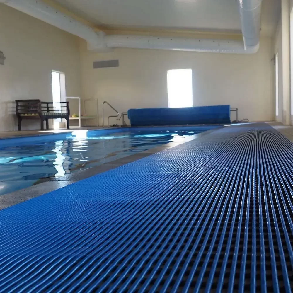 Swimming pool mat
